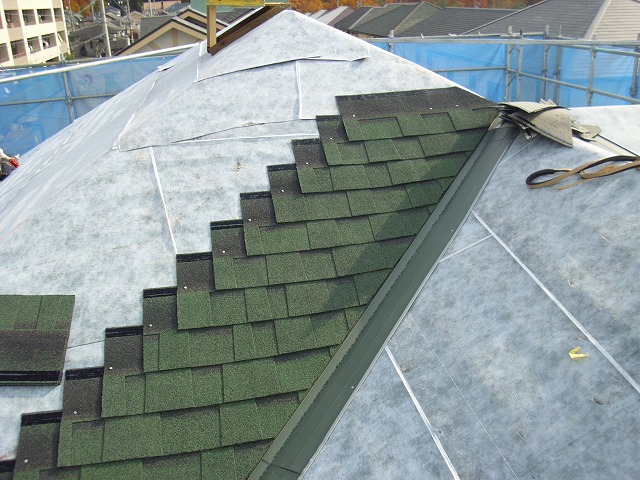 アスファルトシングル施工中の屋根